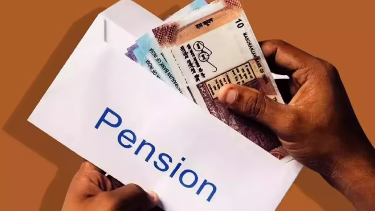 Pensioners angry over delay in pension payment in UP!